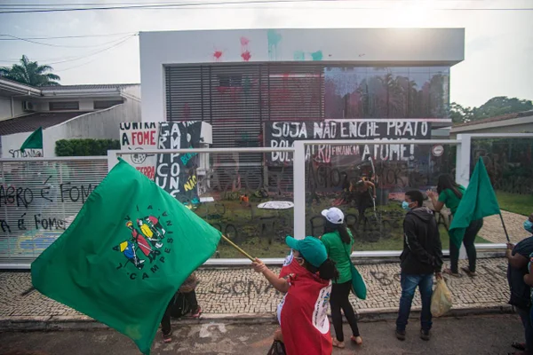 Prédio da Aprosoja em Brasília é alvo de ato contra Bolsonaro: "Agro é morte"
