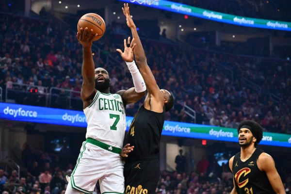 Jaylen Brown #7 do Boston Celtics vai para a cesta contra Evan Mobley #4 do Cleveland Cavaliers