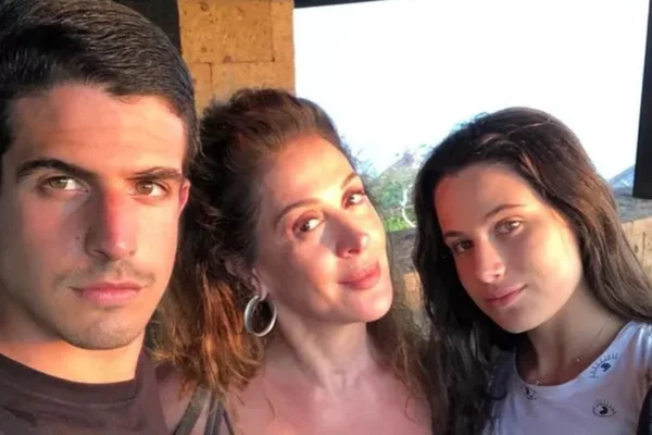 Claudia Raia e os dois filhos