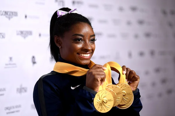 Maior medalhista, Simone Biles faz história no Mundial