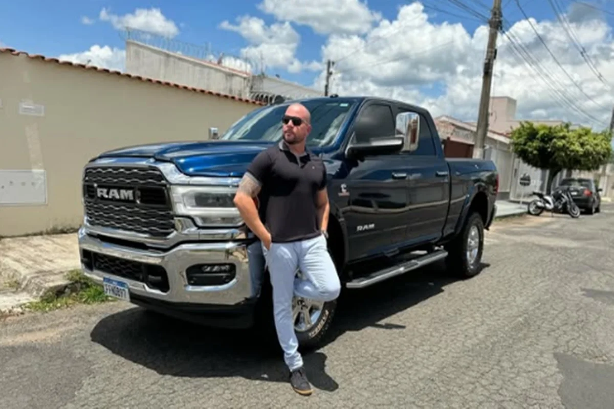 Casal ostentava carros de luxo Casal ostentava carros de luxo