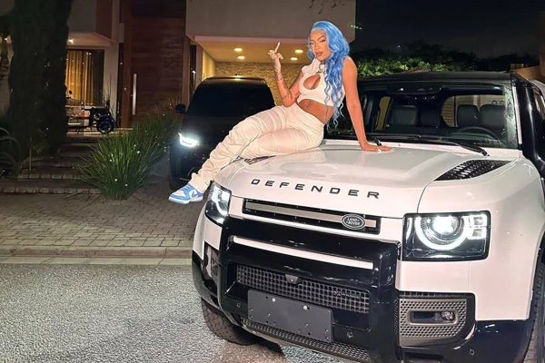 Ludmilla ostenta carro novo de mais de R$ 1 milhão pago à vista
