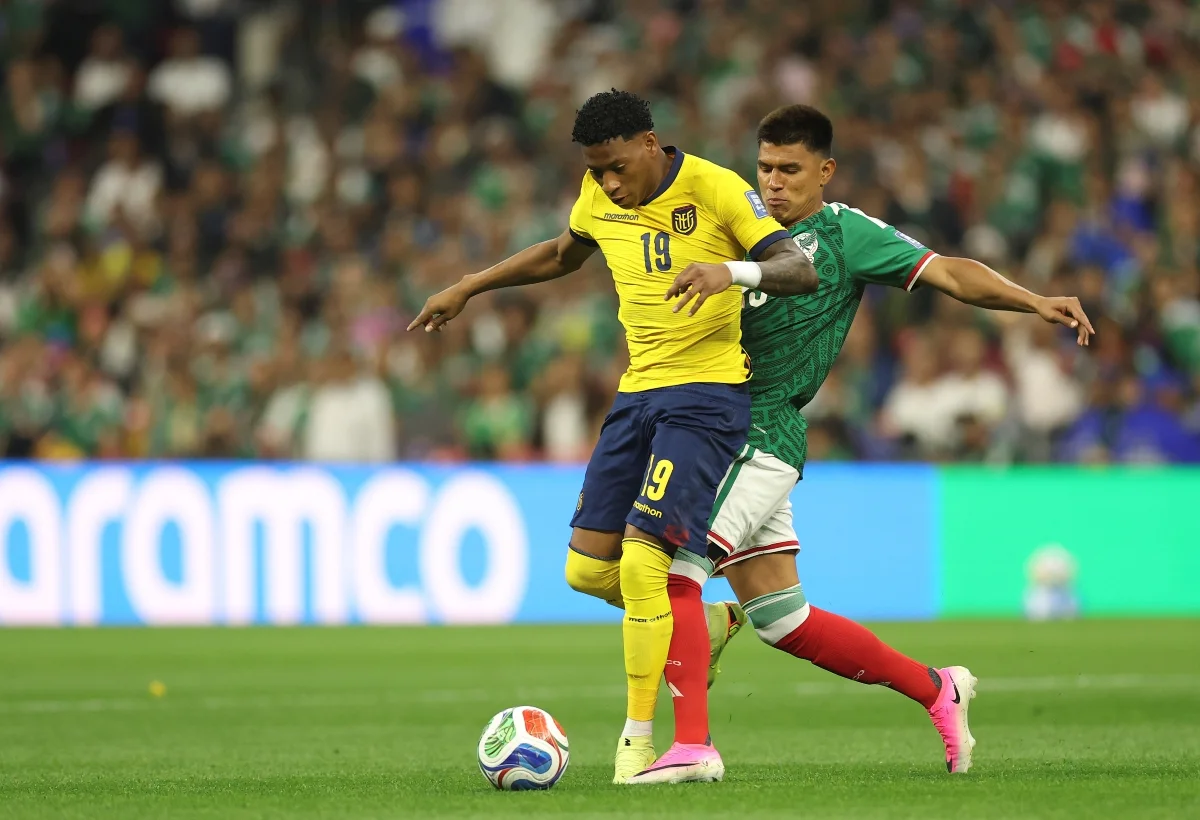 Disputa de bola na partida entre México x Equador pela Copa do Mundo Disputa de bola na partida entre México x Equador pela Copa do Mundo