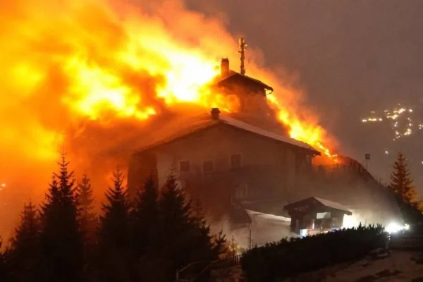 Imagem colorida mostra retiro de Hitler tomado por chamas durante incêndio - Metrópoles