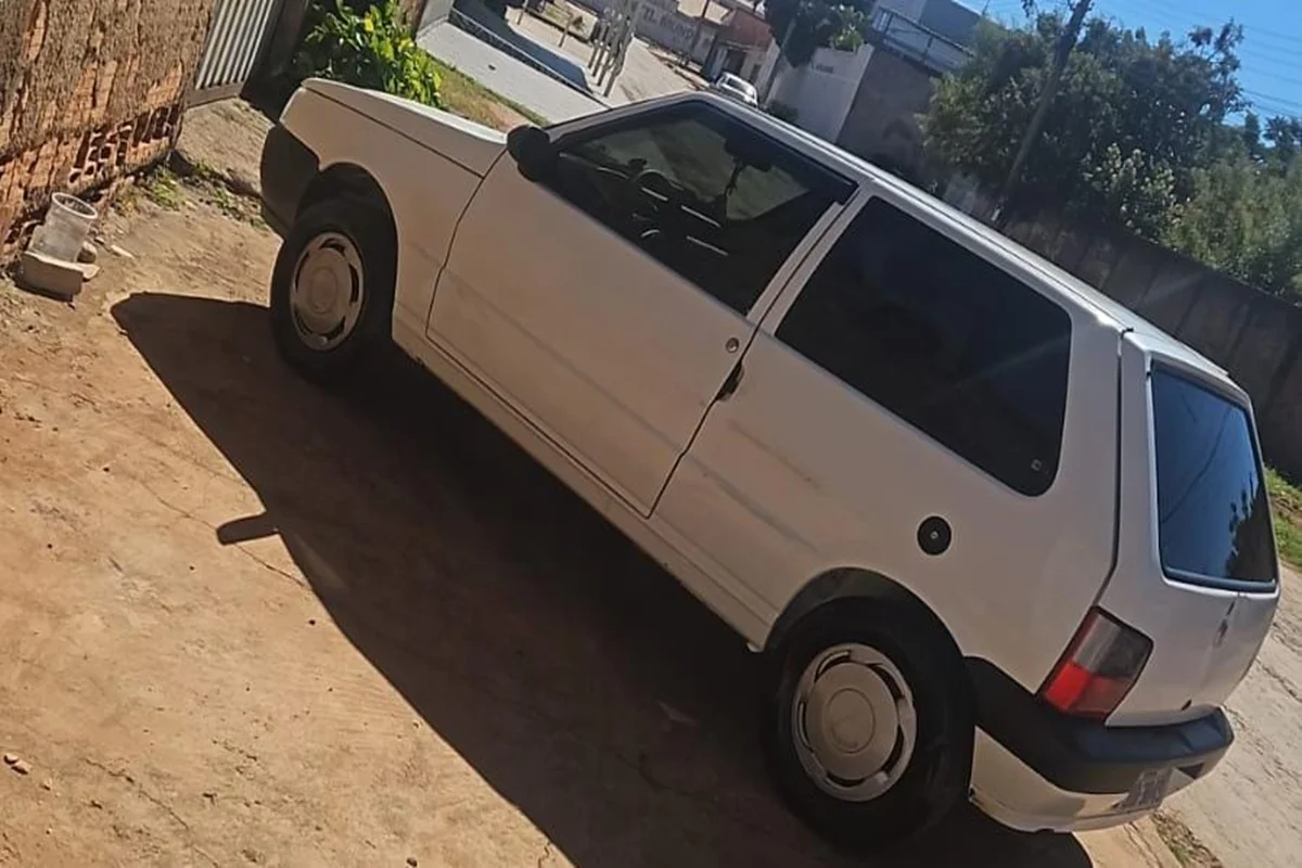 O Fiat Uno, de placa JID-3849, foi furtado neste segunda-feira (6/7) O Fiat Uno, de placa JID-3849, foi furtado neste segunda-feira (6/7)