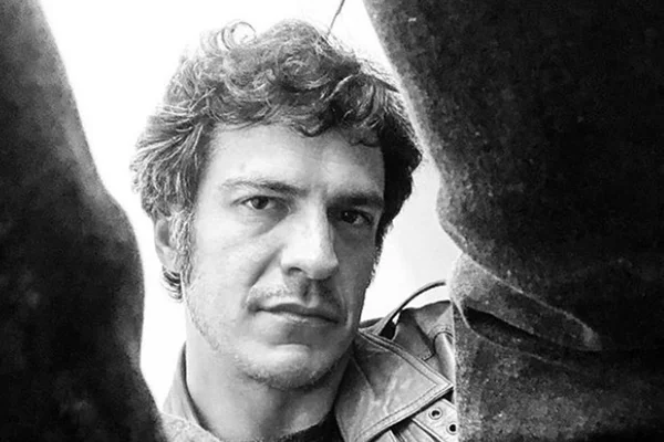Foto preta e branca de Mateus Solano - Metrópoles