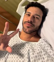 Rodrigo Mussi posa na cama do hospital antes da cirurgia Rodrigo Mussi posa na cama do hospital antes da cirurgia