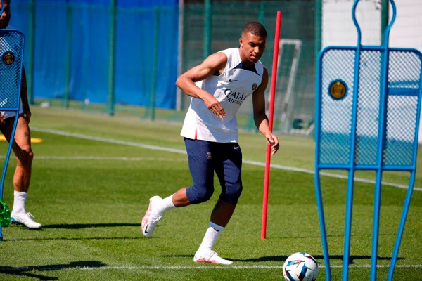 Mbappé treinando no PSG