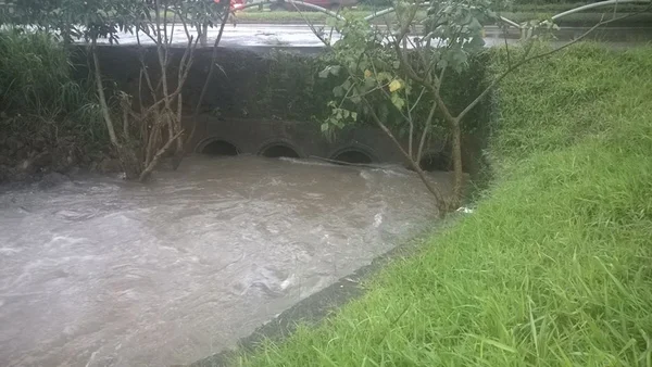 Garoto de 13 anos é “engolido” por bueiro durante temporal em Brazlândia