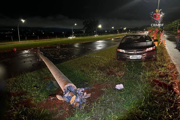 Carro colide e derruba poste