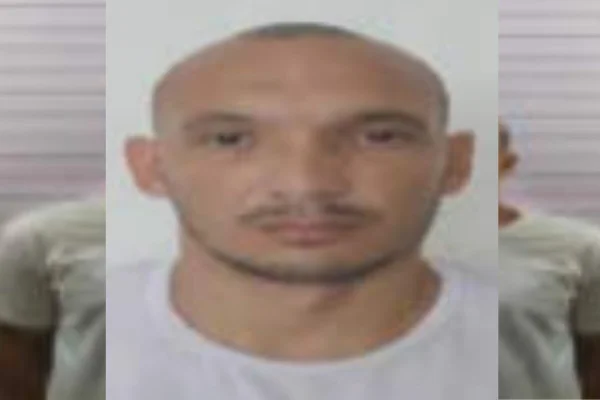 Homem branco careca com camiseta branca - Metrópoles