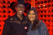 Everton Neguinho e Emilyn Marçal posam durante evento