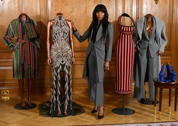 Na imagem com a cor, a modelo Naomi Campbell - Metrópoles