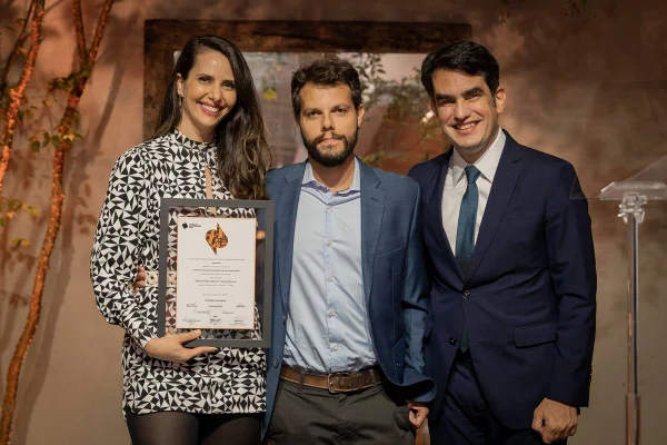 lilian tahan, fabio leite e Felipe Patury seguram troféu no prêmio iree de jornalismo 2022