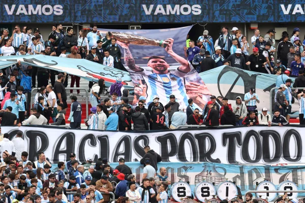 Faixas, máscara e tatuagem: torcida homenageia Messi antes de despedida - destaque galeria