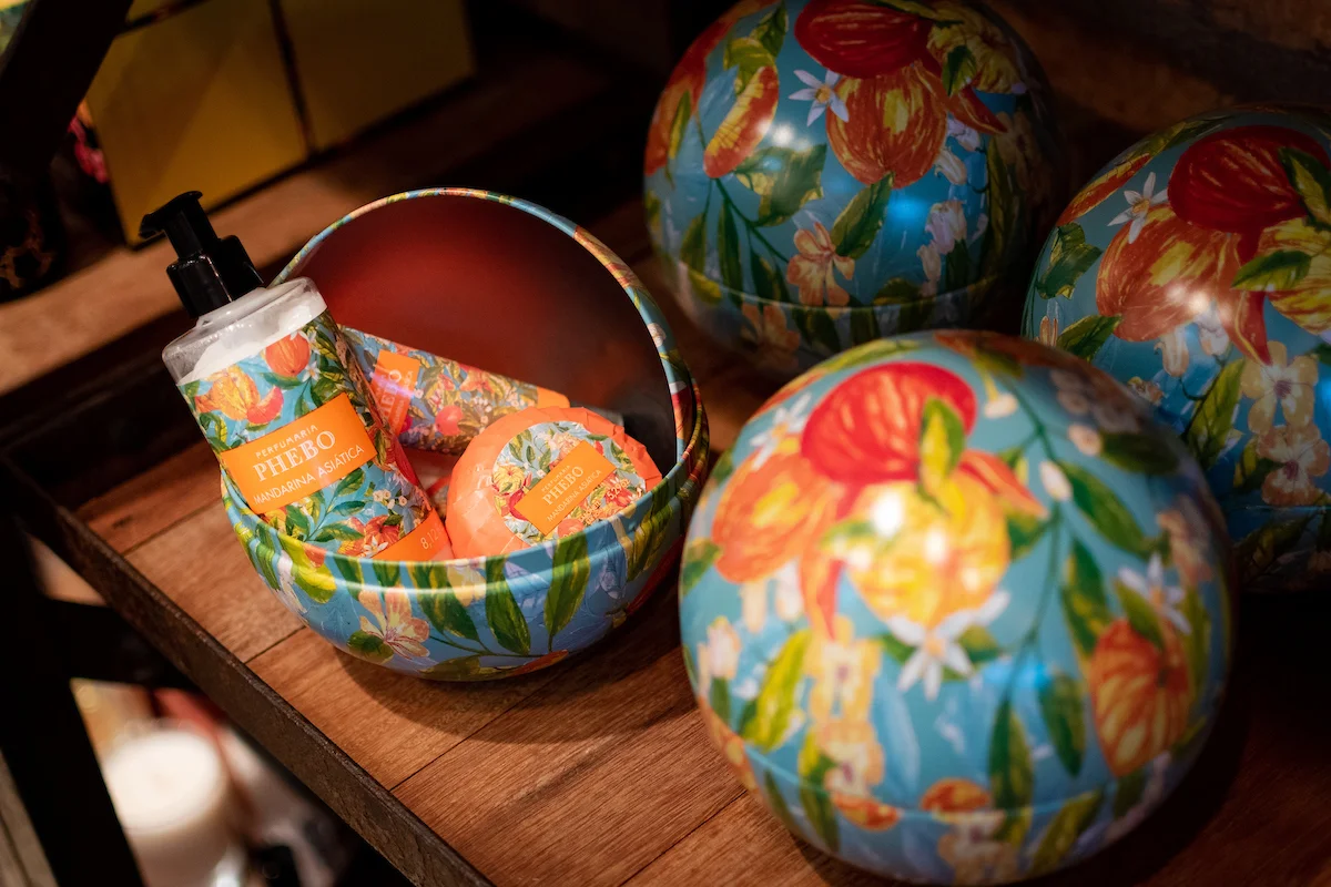 Bola em lata com hidratante, creme para mãos e sabonete em barra, da Granado - R$ 156 Bola em lata com hidratante, creme para mãos e sabonete em barra, da Granado - R$ 156