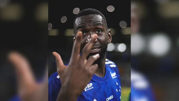 Foto colorida de Yannick Bolasie, atacante do Cruzeiro, após jogo contra Tombense - Metrópoles