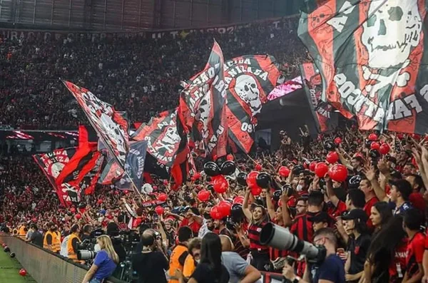 Imagem colorida torcida Athletico