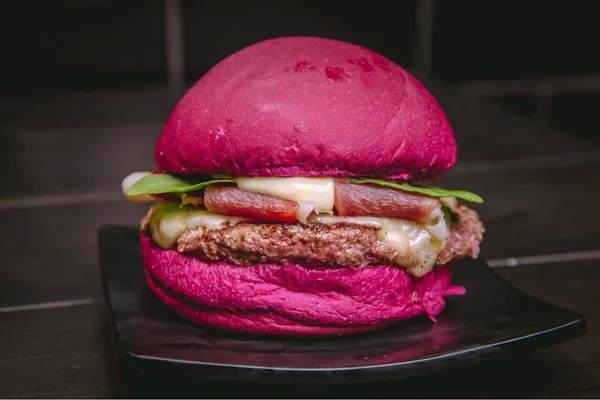 Outubro Rosa: hamburgueria de Brasília lança sanduíche pink