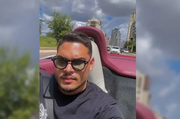 Homem de óculos em carro conversível