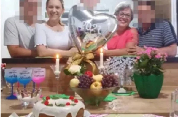 Imagem colorida de família em comemoração - Metrópoles