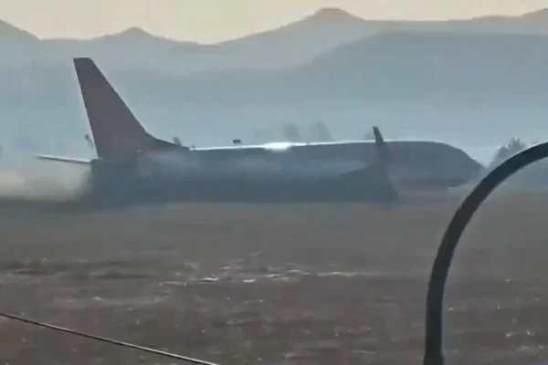 imagem colorida de Avião explode na pista de aeroporto da Coréia do Sul