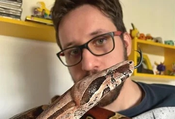 Alvaro Ramos, criador de cobra em apartamento