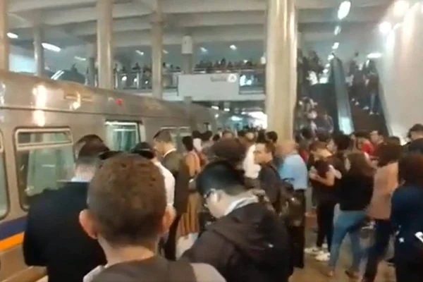 Vídeo. Fumaça em vagão obriga passageiros a deixarem metrô do DF