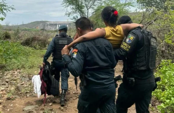 Na imagem, a mulher é carregada por militares
