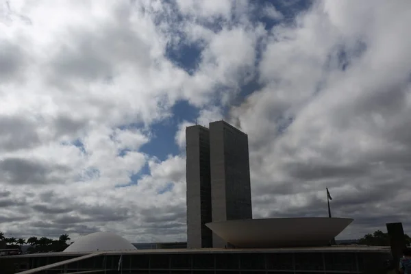 Bombeiros fazem simulação de incêndio no Congresso e fumaça assusta