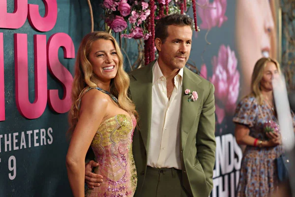 Na imagem colorida, Blake Lively e Ryan Reynolds posam na estreia de É Assim que Acaba - Metrópoles