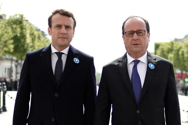 Ao lado de Hollande, Macron participa de primeiro ato oficial em Paris