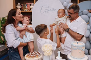 Letícia e Juliano Cazarré posam com os filhos