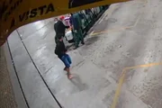 Um deles começa a correr, mas o comparsa ainda pega mais uma coisa Um deles começa a correr, mas o comparsa ainda pega mais uma coisa