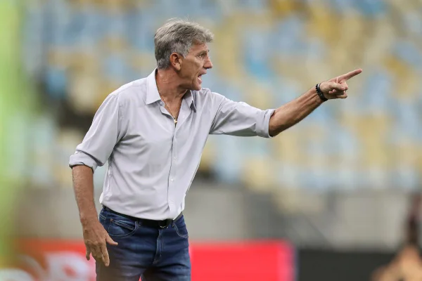 Renato Gaúcho criticou escolha do VAR por não marcar pênalti