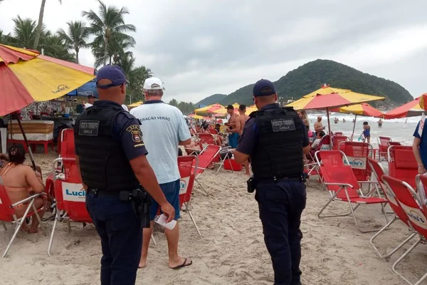 Operação de fiscalização em praias no Guarujá - Metrópoles