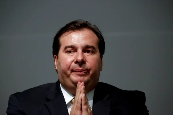 Rodrigo Maia cobra esquerda após discussão por Pixuleco de Lula