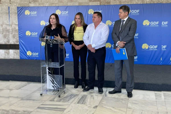 A governador em exercício do DF, Celina Leão, em encontro com a bancada distrital no Palácio do Buriti. Ela aparece diante de palco junto ao secretário de Segurança Pública Sandro Avelar e a deputada Bia Kicis - Metrópoles