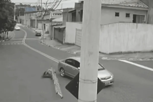 vídeo flagra trabalhador cai de escada após ser atropelado por carro
