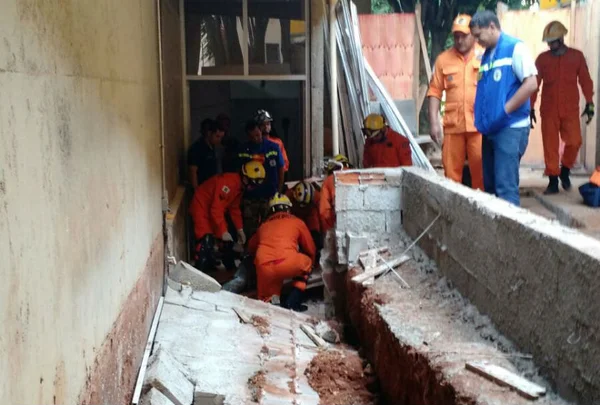 Bombeiros resgatam operário soterrado em obra do Detran-DF