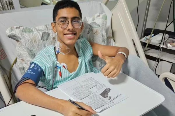 Jovem com doença rara faz Enem em hospital e passa em 3 universidades