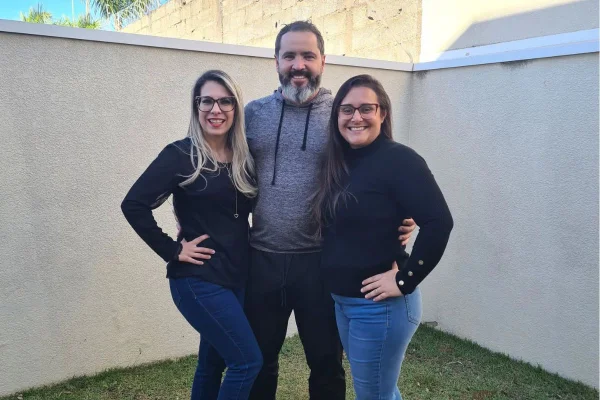 Um ano após registrar o filho com o nome do pai e das duas mães, trisal de Bragança Paulista (SP) conseguiu alterar RG da filha de 13 anos - Metrópoles