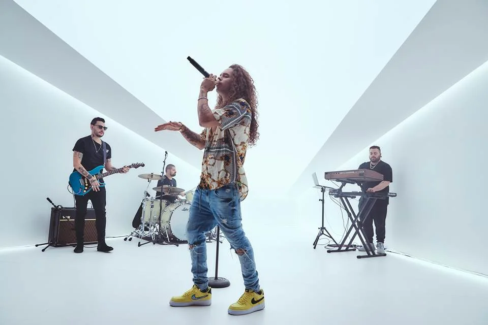 Depois de escrever a música os dois entraram em isolamento social e não conseguiram gravar o vídeo Depois de escrever a música os dois entraram em isolamento social e não conseguiram gravar o vídeo