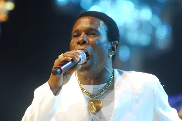 Neguinho da Beija-Flor lamenta morte do neto, baleado em baile funk no RJ