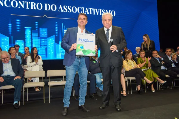 O senador e candidato à Presidência da República, Flávio Bolsonaro, e o presidente da Associação Comercial de São Paulo, Alfredo Cotait