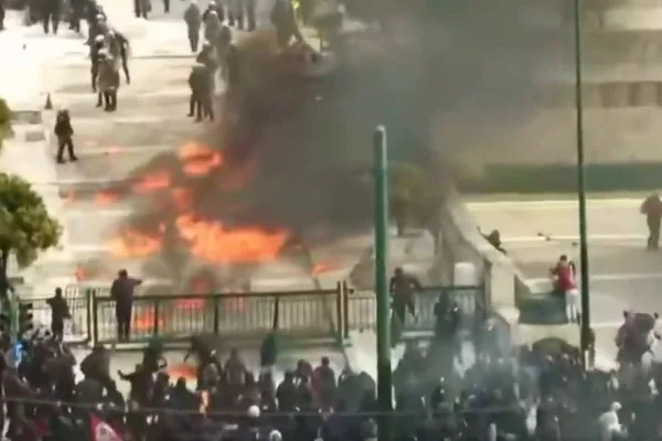 Milhares de manifestantes protestam na Grécia