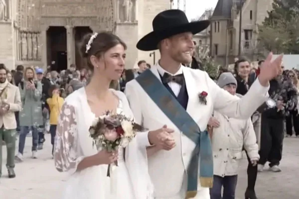 Foto colorida de um casal - Metrópoles