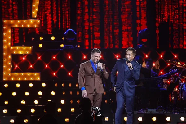 Veja a live do show Cabaré com Leonardo e Eduardo Costa