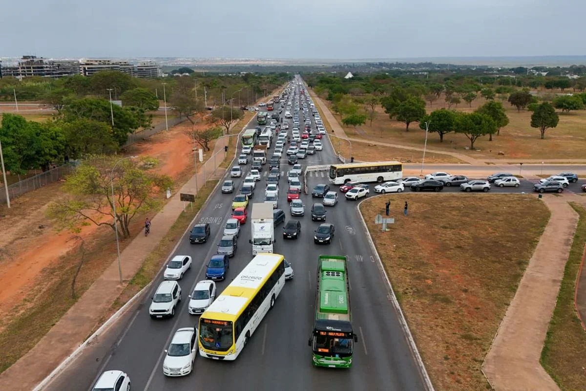 Semáforos desligados complicam trânsito no Eixo Monumental Semáforos desligados complicam trânsito no Eixo Monumental