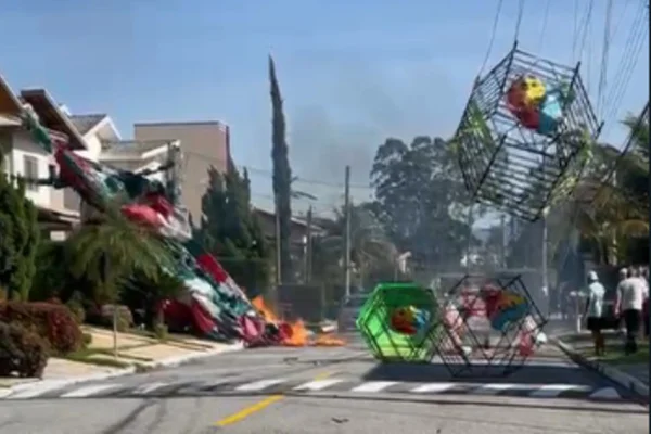 Imagem colorida de queda de balão em Taubaté, no interior de SP. - Metrópoles